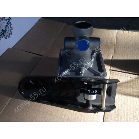 Педаль тормоза (в сборе с клапаном) XCMG ZL30G/ZL50G/LW321/LW300/LW541